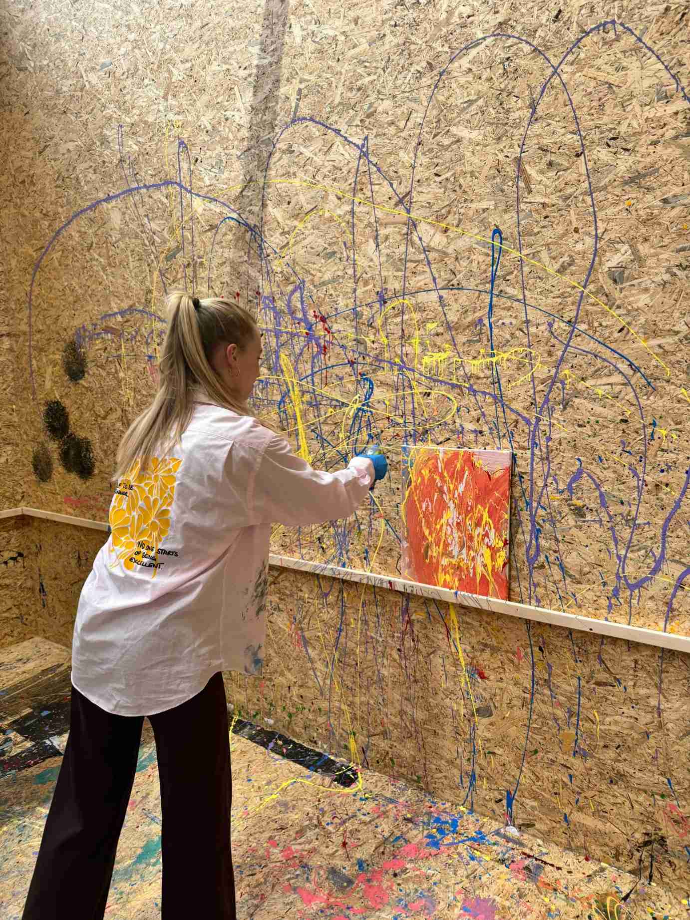 Kind beim Actionpainting mit Farbe