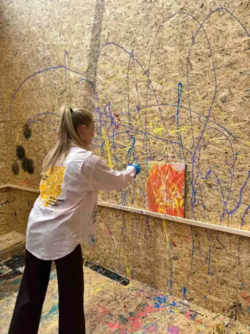 Kind beim Actionpainting mit Farbe