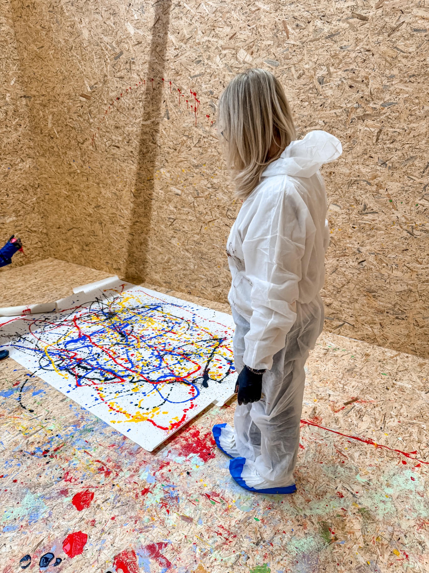 Kind beim Actionpainting mit Farbe