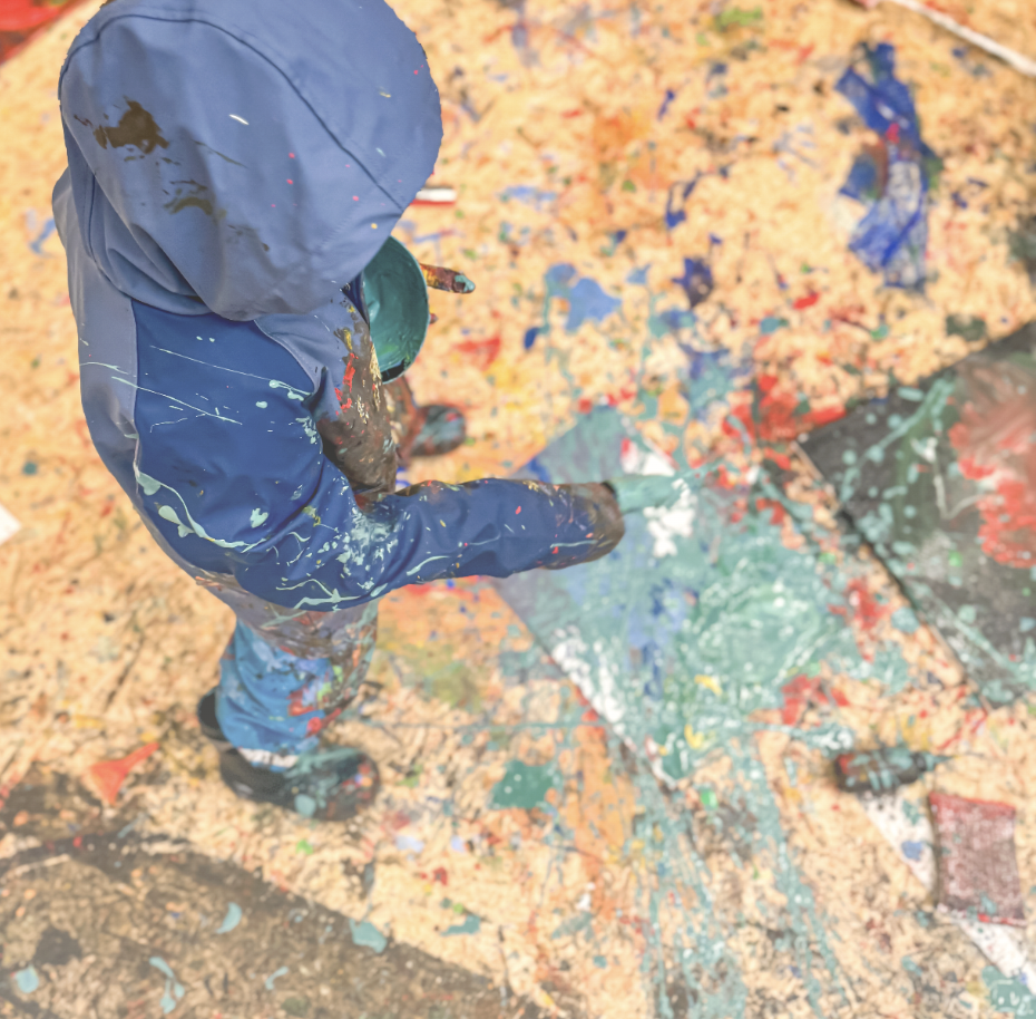 Kind malt beim Actionpainting