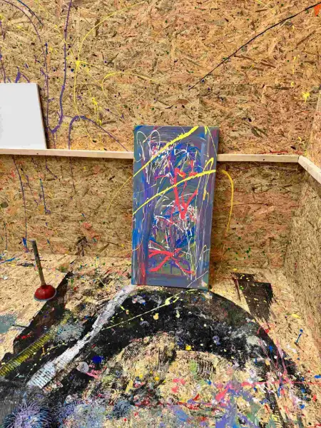 Fertiges Actionpainting-Kunstwerk mit bunten Farbspritzern