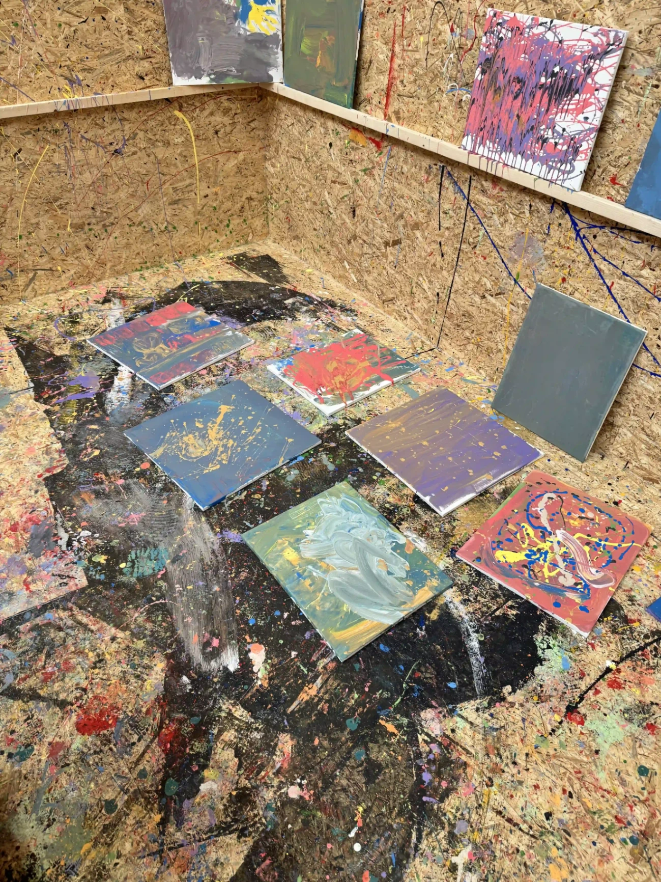 Übersicht fertiger Actionpainting-Werke im Studio