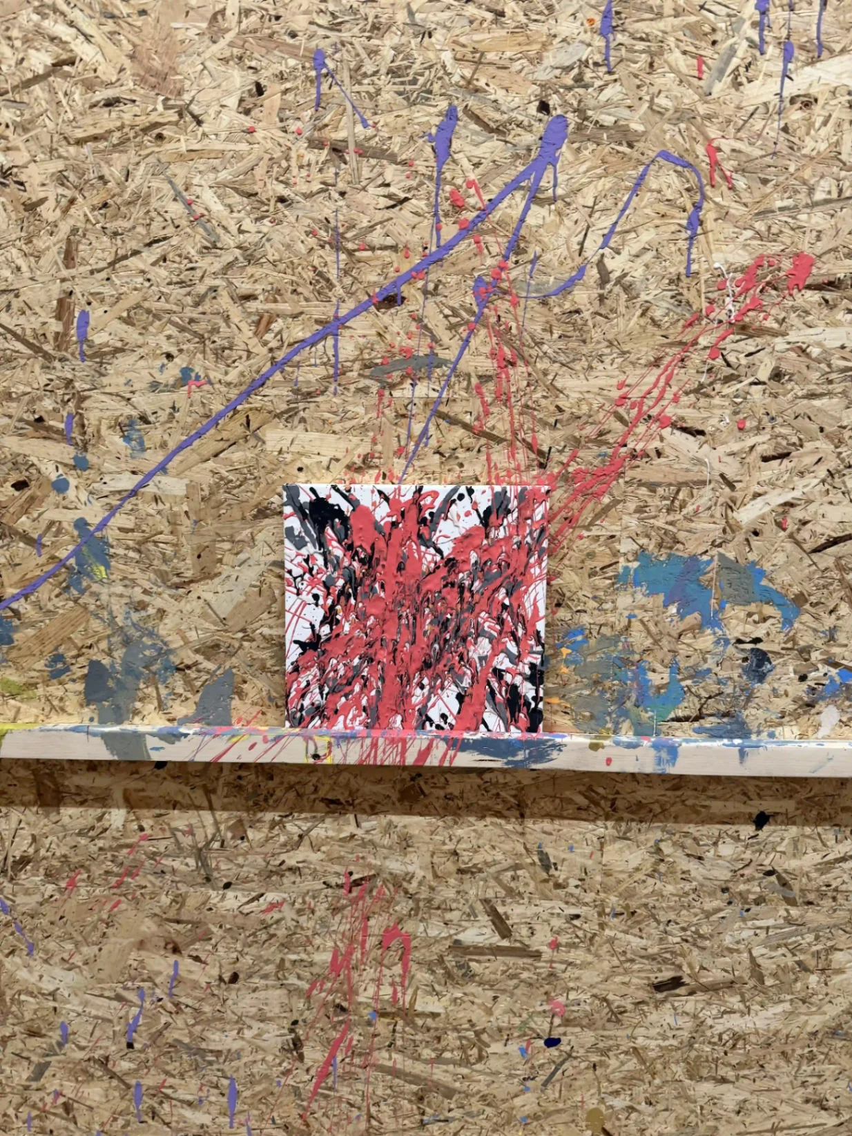 Rot-schwarzes Drip-Painting auf weißer Leinwand