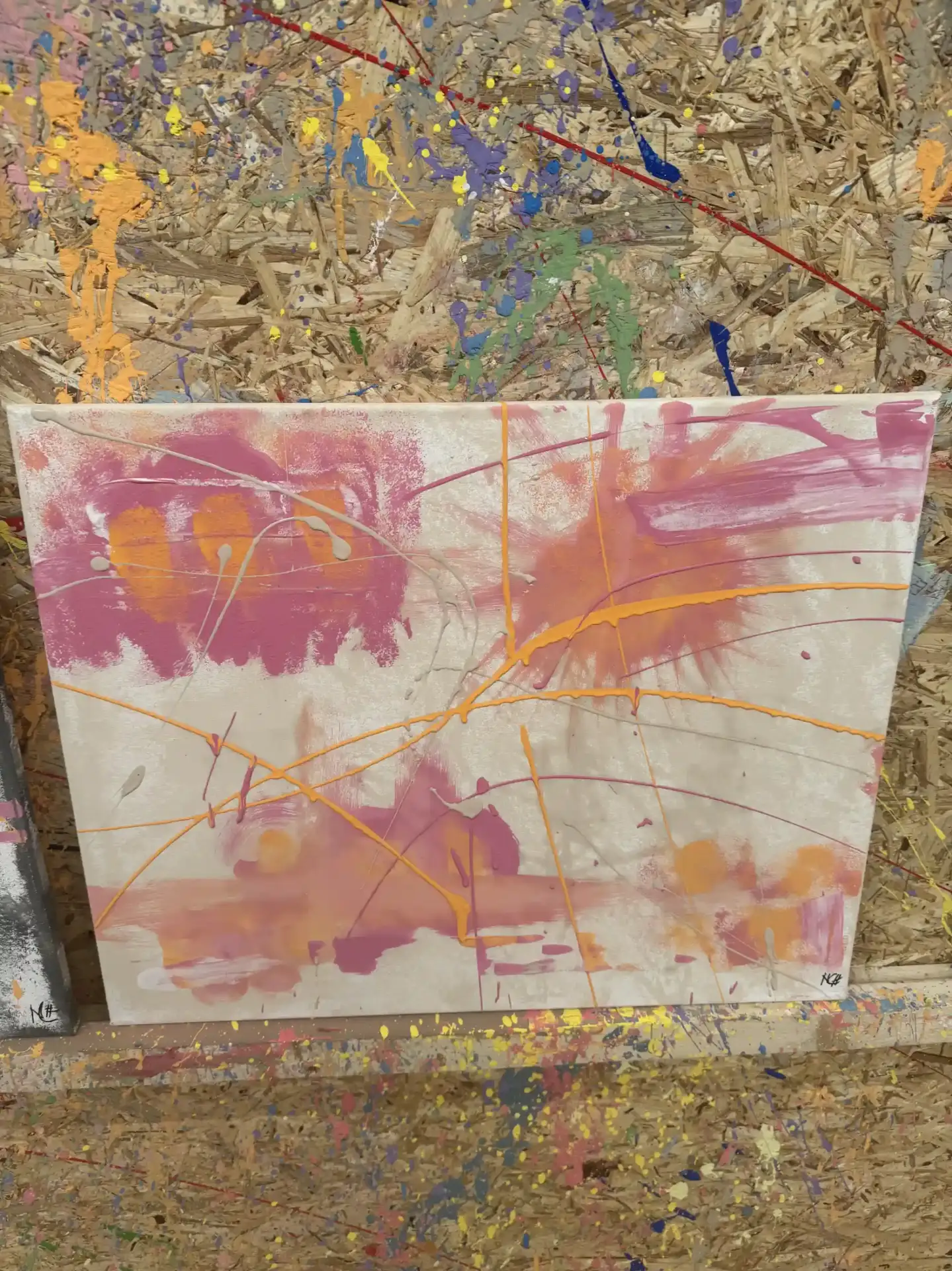 Warme Pink- und Orangetöne mit feinen Linien – ein leichtes, sommerliches Drip-Painting.