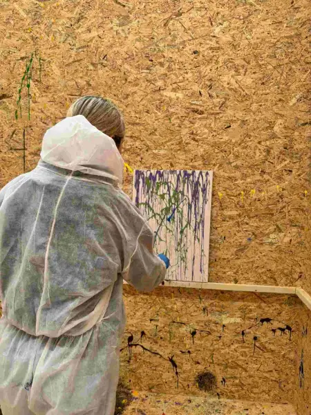 Teilnehmerin beim Actionpainting im Schutzanzug