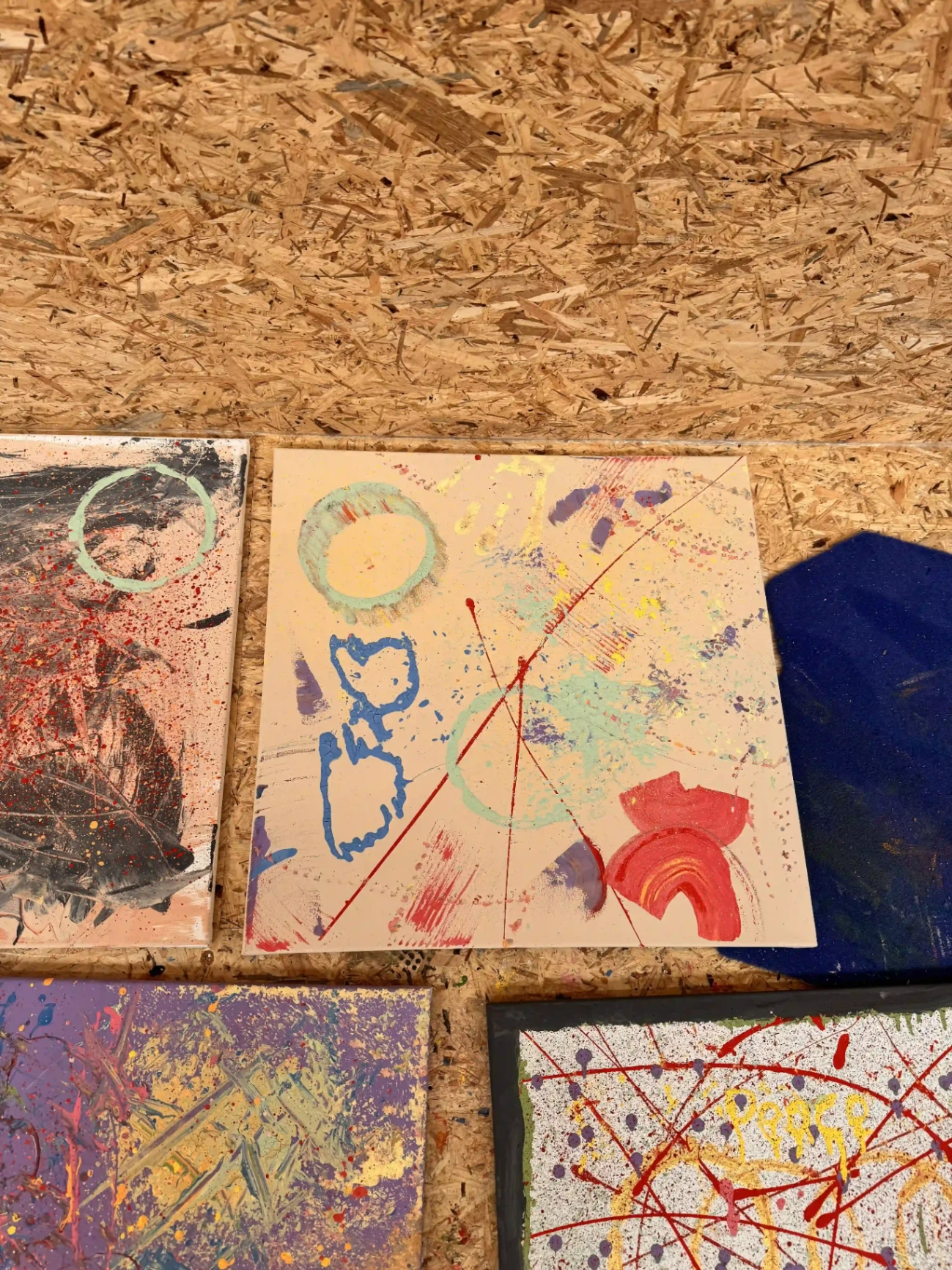 Mehrere Actionpainting-Leinwände mit kreativen Mustern