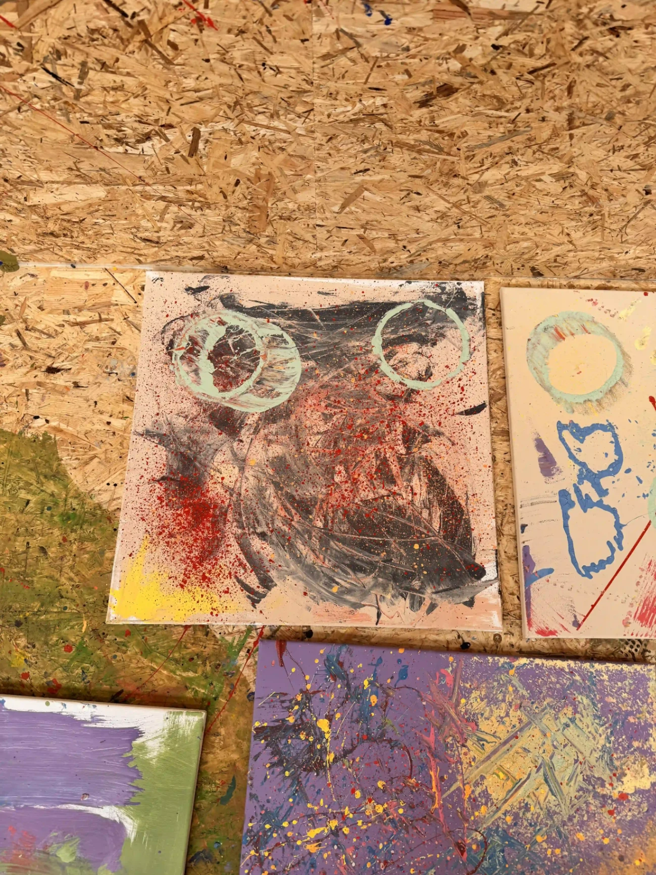 Dynamisches Kunstwerk mit Spritzern und Kreisen