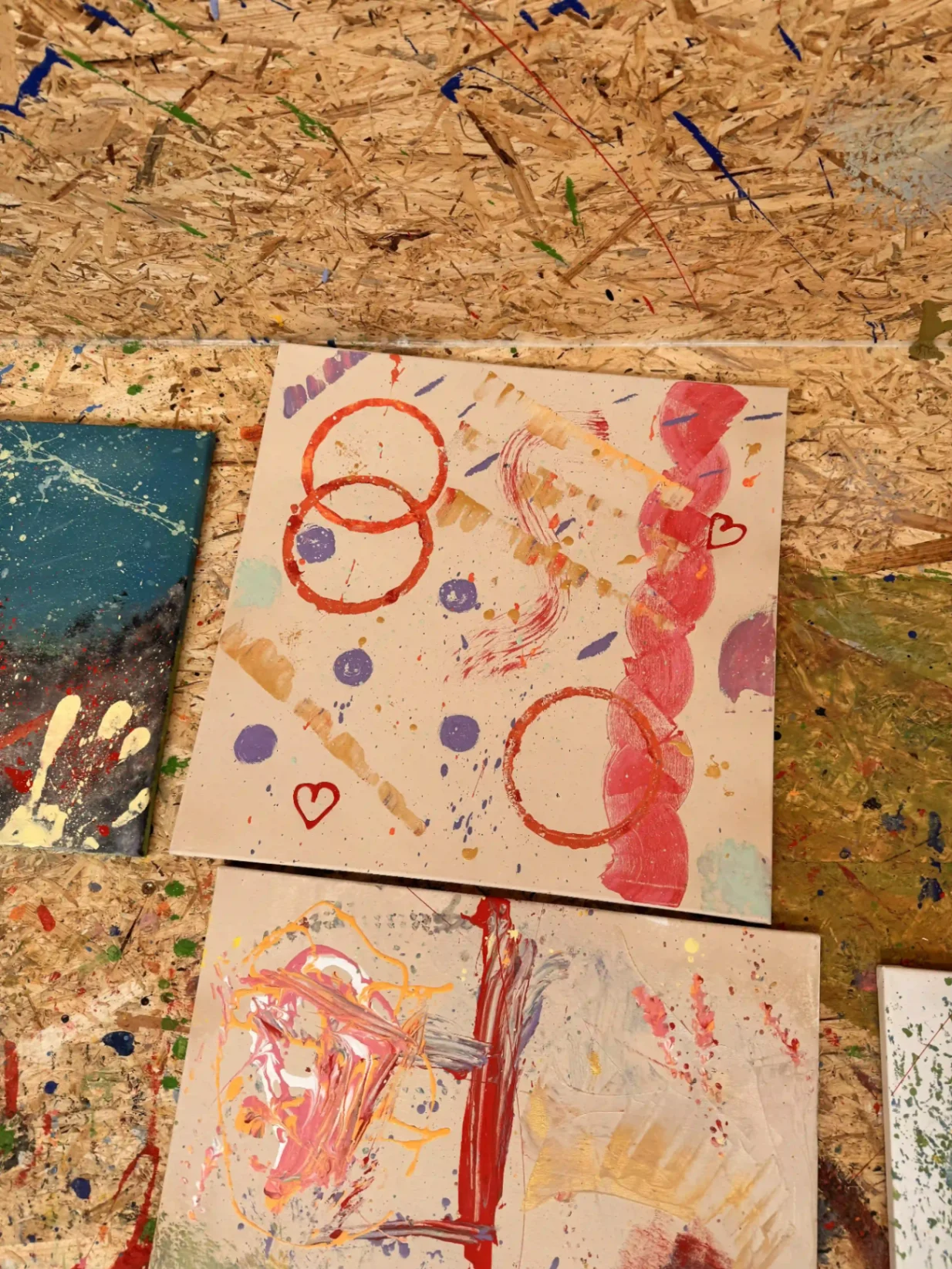 Verspieltes Actionpainting mit Herzen und roten Kreisen