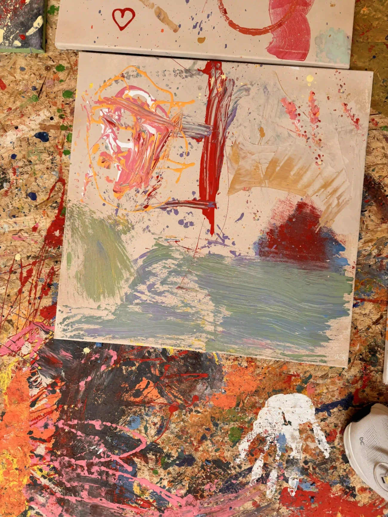 Buntes Kunstwerk in warmen Farbtönen