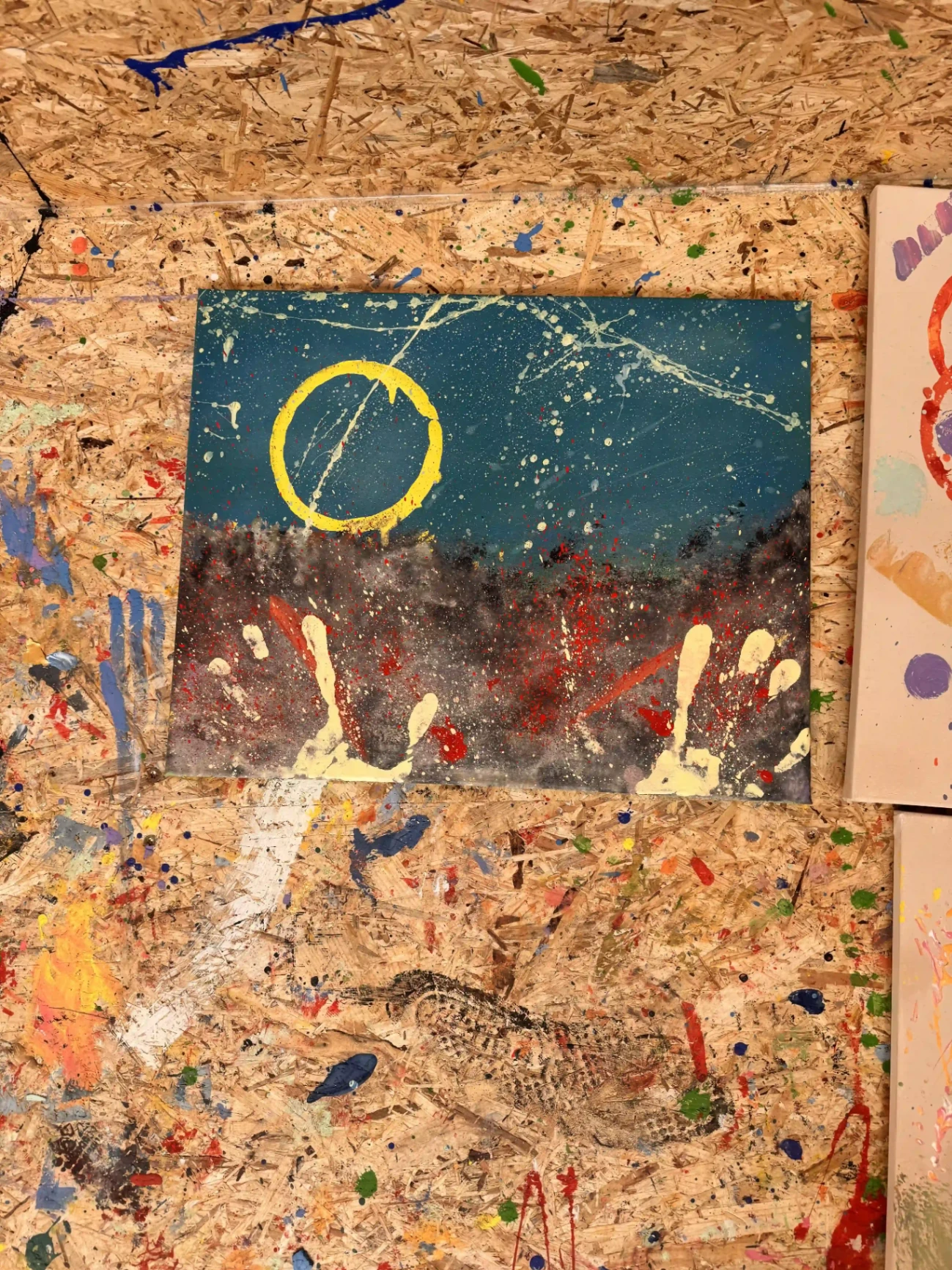 Mond und Handabdrücke auf blauer Leinwand