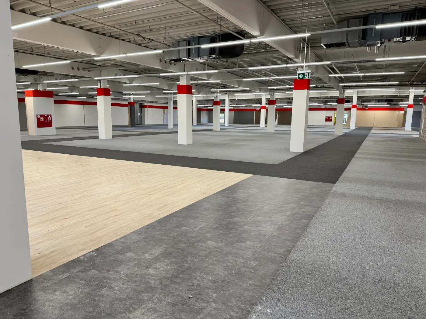 Indoor-Flohmarkt mit Vintage-Möbeln, Kleidung und Dekoartikeln